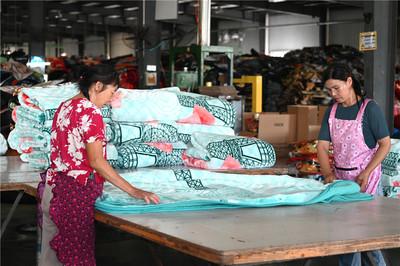 連云港:冒著高溫趕制出口國外毛毯